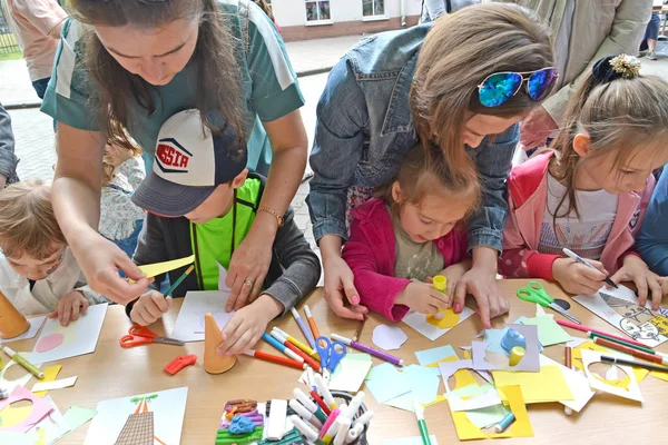 Kaliningrad Russia July 2018 Parents Help Children Production Paper Applique — Stock Photo, Image