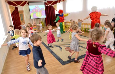 Kaliningrad, Rusya - 14 Eylül 2017: Küçük çocukların dans palyaço-animatörler birlikte. Anaokulunda bir tatil
