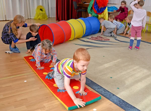 Kaliningrad Russia September 2017 Children Grabble Game Rug Holiday Kindergarten — Stock Photo, Image