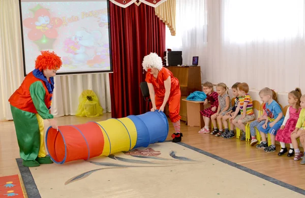 Kaliningrad Russia Settembre 2017 Clown Animatori Tengono Tunnel Strisciare Una — Foto Stock