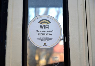 Kaliningrad, Rusya - 16 Şubat 2019: İşareti Wi-fi bir tramvay kapı. Rus metin - Ücretsiz Internet