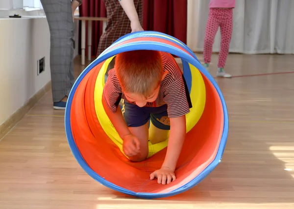 俄罗斯加里宁格勒 男孩在游戏隧道上蠕动 幼儿园的假期 — 图库照片