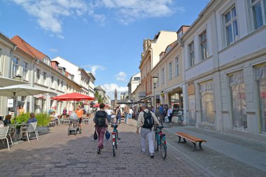Potsdam, Almanya - 14 Ağustos 2017: Turist yaya Brandenburg Strasse üzerinde