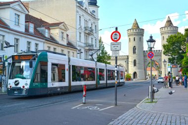 Potsdam, Almanya - 14 Ağustos 2017: Tramvay Friedrich Ebert-strasse sokağa taşır