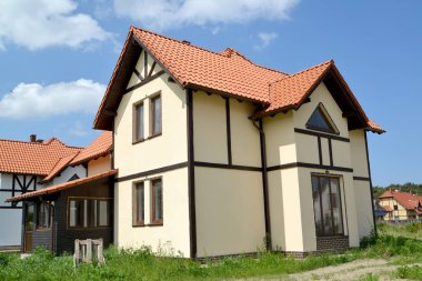 Yazlık yerleşim evde. Stilizasyon yarı ahşap tarzı