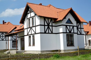 Yeni ev yazlık yerleşim. Stilizasyon yarı ahşap tarzı