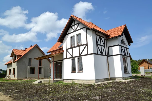 Yerleşim içinde kotec inşaatı. Stilizasyon yarı ahşap tarzı