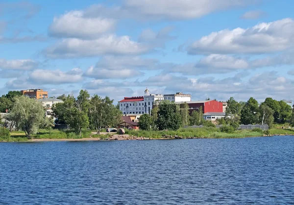 Vista de la ciudad de Sortavala desde el lago Ladoga. Karelia. — Foto de Stock