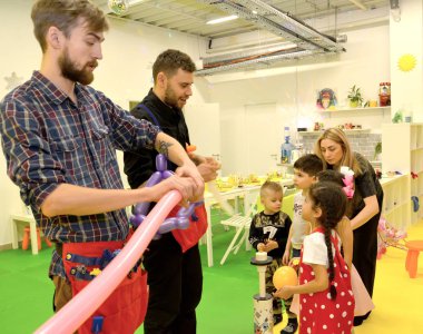 Kaliningrad, Rusya Federasyonu - 10 Şubat 2019: Adam bir rakam balonları katlanmış. Çocuk kulübü bir tatil