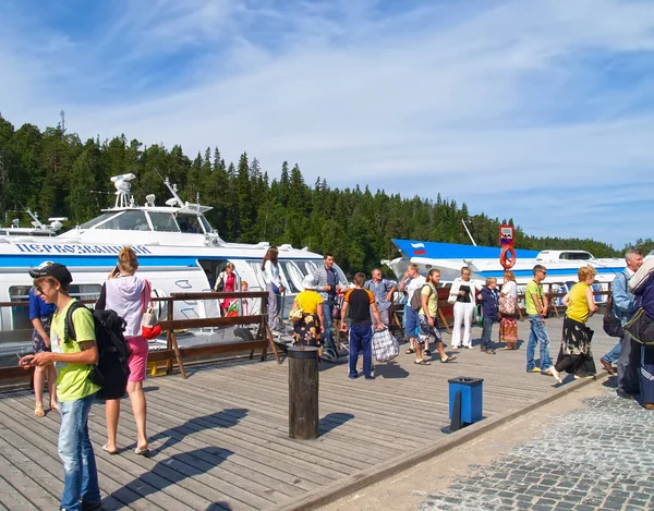 Karelien, russland - 12. juli 2012: touristen stehen auf dem pier des klosters valaam — Stockfoto