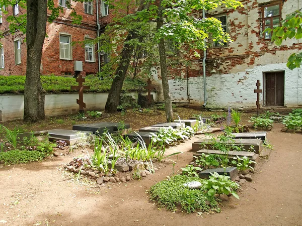Старое братское кладбище на территории Валаамского Спасо-Преображенского монастыря — стоковое фото