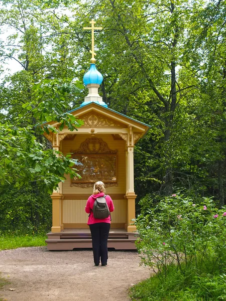 La turista se enfrenta a una capilla icono "Agonía en el jardín". Monasterio de Getsemaní. Valaam Spaso-Preobrazhensky monasterio stavropegial —  Fotos de Stock