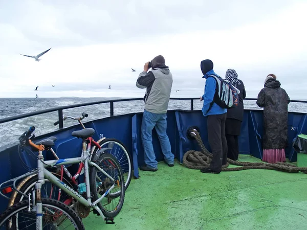 KARELIA, RUSIA - 14 de julio de 2012: Turistas a popa del barco flotando a través del Mar Blanco —  Fotos de Stock