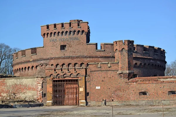 Toren van "Der Wrangel" (Wrangel toren) tegen de achtergrond van de blauwe hemel. Kaliningrad — Stockfoto