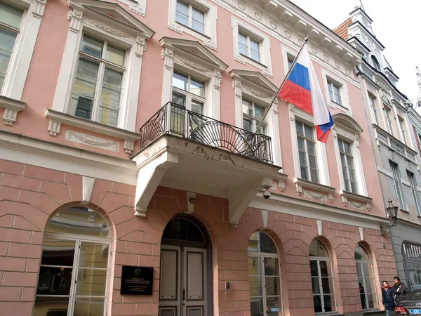 TALLINN, ESTONIA - 30 de marzo de 2013: El edificio de la Embajada de la Federación Rusa en Estonia, calle Pikk, 19 — Foto de Stock