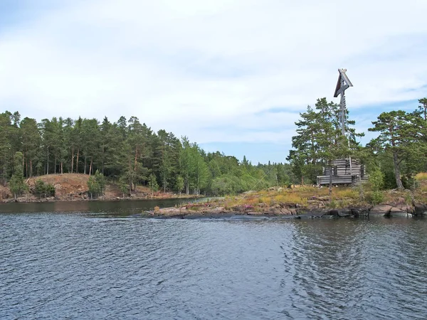 Holzbogenkreuz am Ufer der Insel Valaam. Karelien — Stockfoto