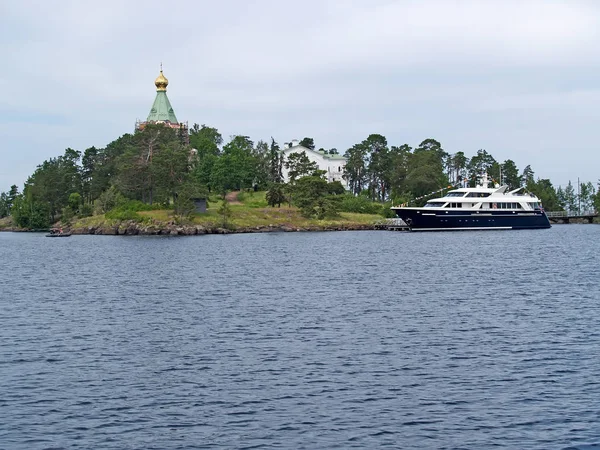 Het jacht ligt naast het klooster van Nikolsky. Valaam Spaso-Preobrazjenski stavropigialny klooster. Karelië — Stockfoto