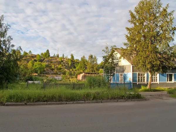 Ahşap ev kayalar arka planı. Proletarsky Avenue, Kem. Karelya — Stok fotoğraf
