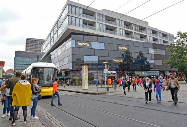 Berlin, Almanya - 12 Ağustos 2017: İnsanlar tramvay yolu üzerinde Gontardstrasse geçer.