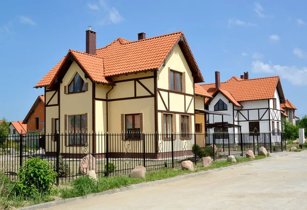 Vista della strada nel villaggio cottage. Stylization of wood-framing style — Foto Stock