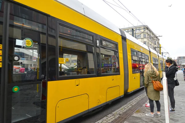 Berlin, Niemcy - 12 sierpnia 2017: Koszty żółty tramwaj na przystanku — Zdjęcie stockowe