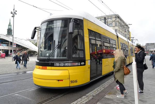 Berlin, deutschland - 12. august 2017: die strassenbahn nähert sich einer haltestelle — Stockfoto