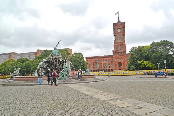 BERLIN, GERMANY - AUGUST 12, 2017: The square overlooking the Neptune fountain and the Red town hall in cloudy day — Stock Photo, Image