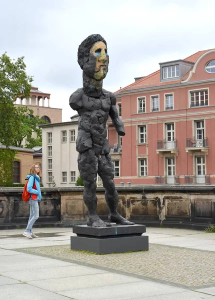 BERLÍN, ALEMANIA - 12 DE AGOSTO DE 2017: Una estatua moderna de Héctor en la isla del Museo — Foto de Stock