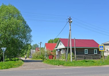 Lyubimskaya Caddesi üzerinde eski bir katlı evler. Poshekhonje, Yaroslavl regio