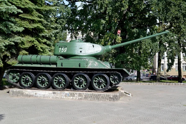 ELBLONG, POLAND - SEPTEMBER 15, 2015: The T-34 memorial tank on  pedestal in the square — Stock Photo, Image