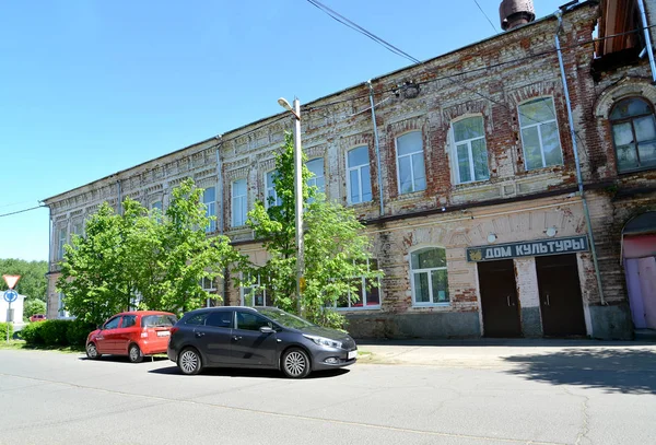 Poshekhonje, Ρωσία - 28 Μαΐου 2018: Κέντρο αναψυχής κτίριο (πρώην κερδοφόρα σπίτι του δεύτερου μισού του 19ου αιώνα). Ρωσικό κείμενο - αναψυχή Καϊμάκτσαλαν — Φωτογραφία Αρχείου