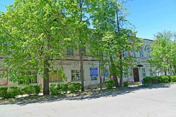 POSHEKHONJE, RUSSIA - MAY 28, 2018: The trade office building (the former Public meeting with shops of the second half of the 19th century). Yaroslavl region — Stock Photo, Image