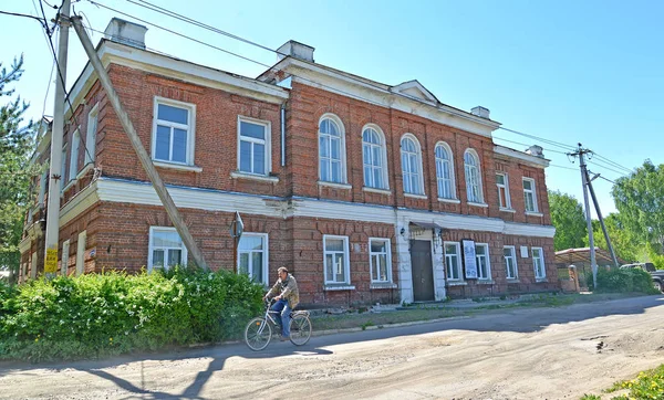 Poshekhonje, Ryssland - 28 maj 2018: Kontorsbyggnad från ett rött tegel — Stockfoto
