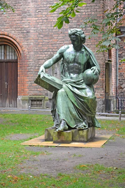 Скульптура "Научная аллегория". Берлин, Германия — стоковое фото
