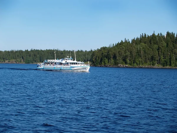 El barco de pasajeros cruza el lago Ladoga a lo largo de la isla de Valaam. Karelia. —  Fotos de Stock