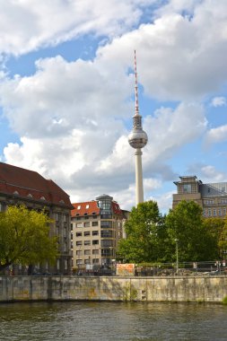 Berlin, Almanya - 13 Ağustos 2017: Televizyon Kulesi Spree Nehri'nin bir görünüm
