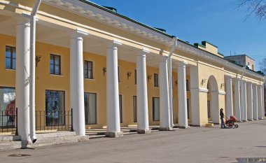 Kronstadt, Rusya - 03 Mayıs 2010: Gostiny Dvor bina