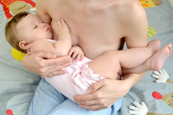 Das schlafende Baby auf den Händen der Frau — Stockfoto