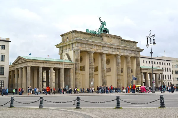 BERLIN, GERMANY - AUGUST 12, 2017: A view of the Brandenburg gate from March 18th Square — Stock Photo, Image