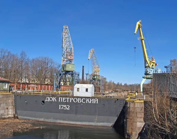 KRONSTADT, RUSSIA - MAY 03, 2010: Petrovsky dock in the spring. The Russian text - Petrovsky dock — Stock Photo, Image