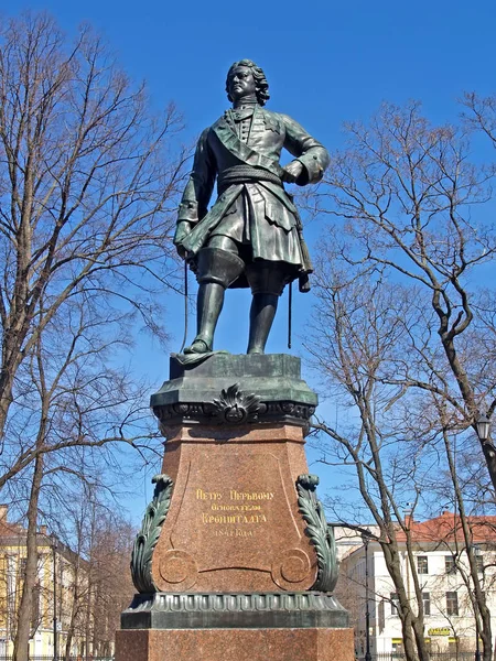 KRONSTADT, RÚSSIA - 03 de maio de 2010: A estátua de Pedro I no parque Petrovsky — Fotografia de Stock