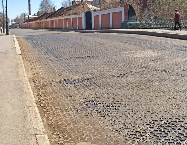 Um pavimento de ferro-gusa na rua de Kronstadt — Fotografia de Stock