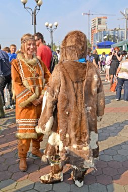 Kaliningrad, Rusya-13 Eylül 2014: Kuzey halkları geleneksel takım elbise Iki kız