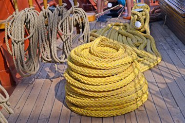 Gemi halat koyuna dönüştü Yelkenli geminin güvertede yatıyor