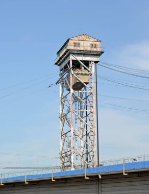 Mavi gökyüzü arka plana karşı eski iki katlı hareketli köprü desteği. Kaliningrad