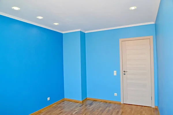 Niebieskie ściany we wnętrzu salonu — Zdjęcie stockowe