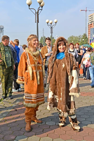 カリーニングラード, ロシア-9 月 13, 2014: 北の人々の伝統的なスーツの若い女性 — ストック写真