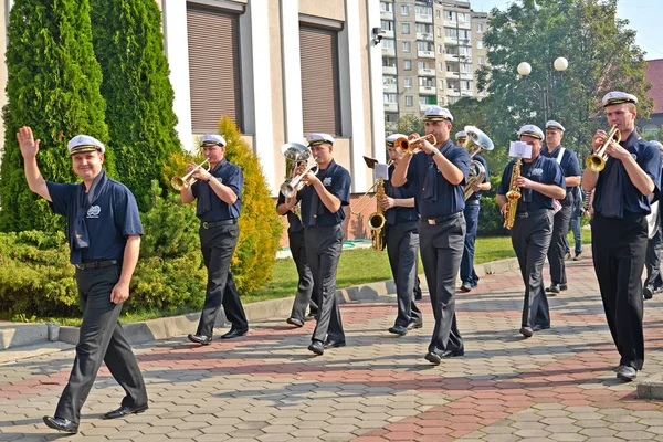 Kaliningrad, Rusya-13 Eylül 2014: pirinç rüzgar enstrümanları orkestrasının geçirilmesi — Stok fotoğraf