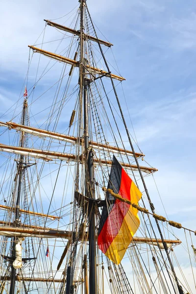 Die Flagge Deutschlands flattert an einem Mast des Segelschiffs — Stockfoto