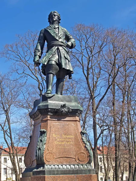 Um monumento ao czar Pedro I contra o fundo do céu. Kronstadt. — Fotografia de Stock